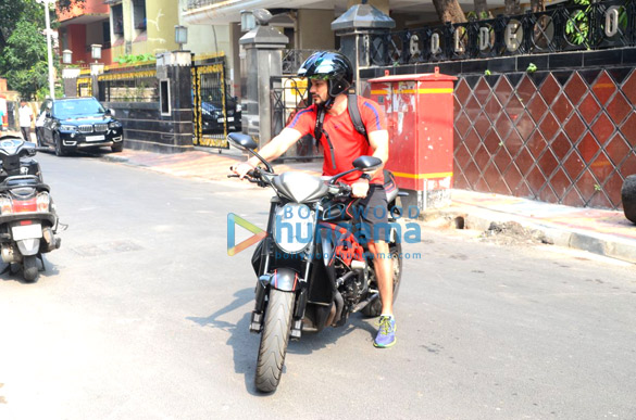 kunal khemu spotted on bike at bandra 5