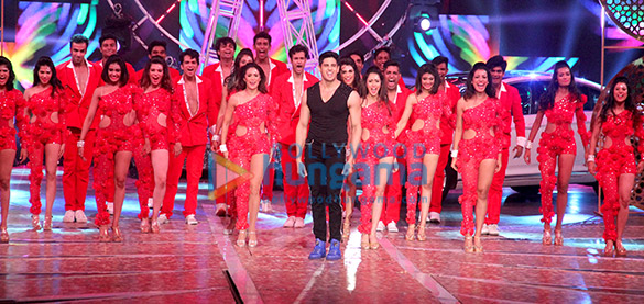 priyanka chopra katrina kaif varun dhawan ranveer singh and others perform at zee cine awards 2017 5