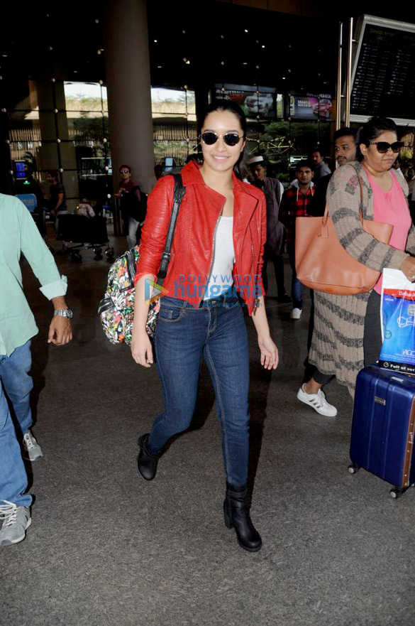 ranveer singh karisma kapoor and others snapped at the airport 10