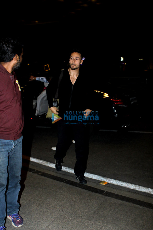 ranveer singh virat kohli anushka sharma and others snapped at the airport 4