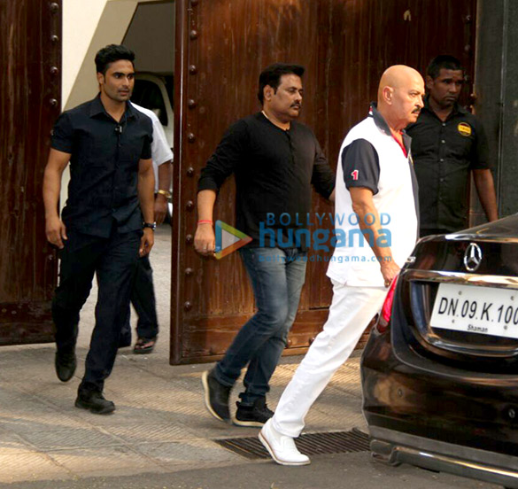 roshan family spotted having lunch at their residence 5