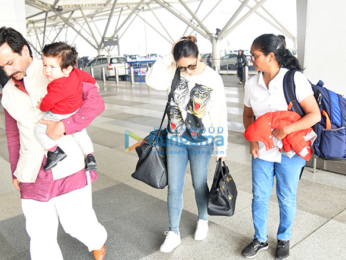 Saif Ali Khan and Kareena Kapoor Khan snapped at the airport