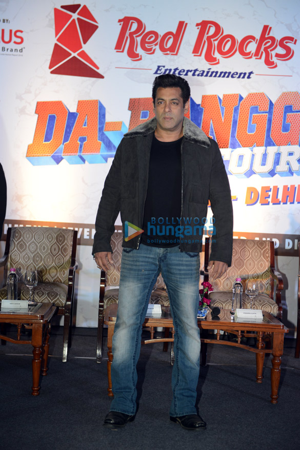 salman khan kriti sanon sonakshi sinha and others at dabangg tour press conference in delhi 9