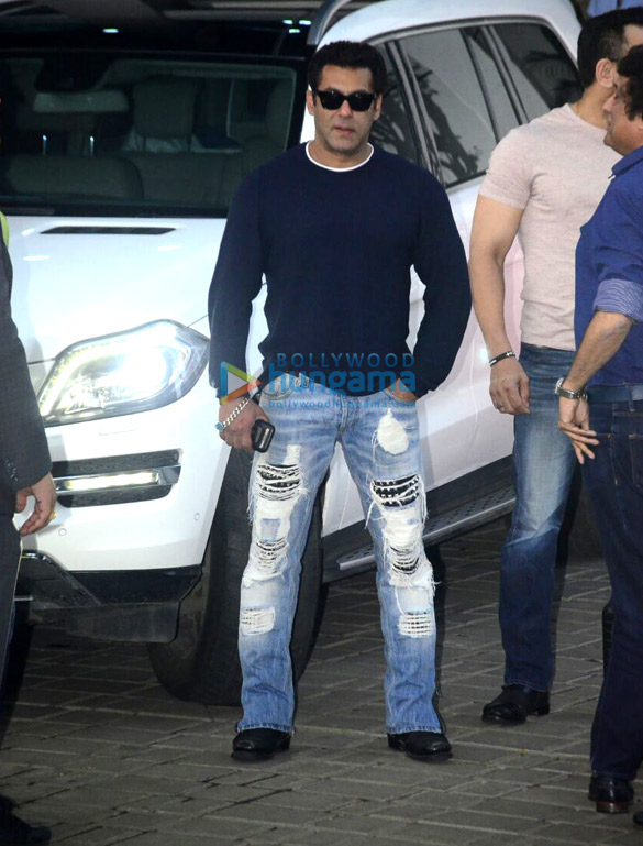 salman khan snapped returning from the dabbang tour 4