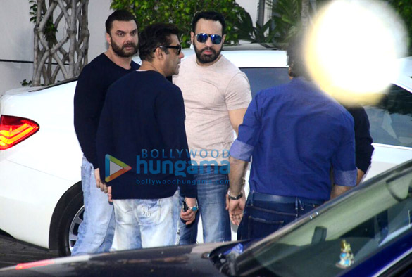 salman khan snapped returning from the dabbang tour 5
