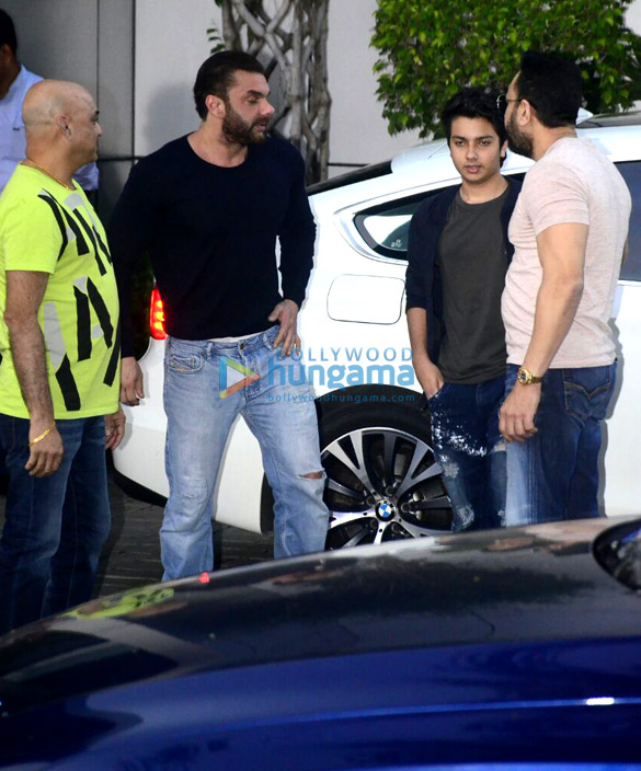 salman khan snapped returning from the dabbang tour 6