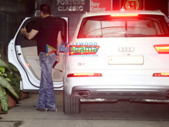Sanjay Dutt snapped at Ashutosh Gowarikar's office in Khar