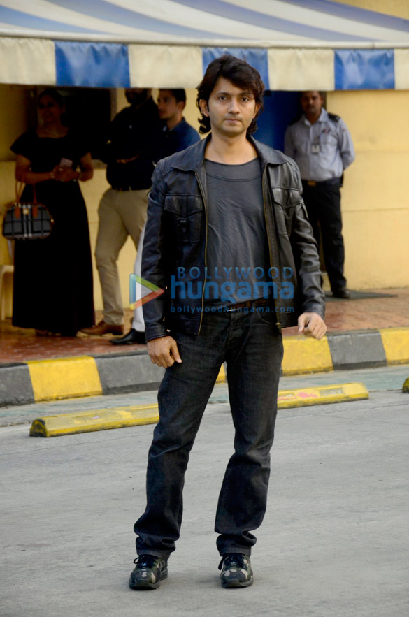 shah rukh khan and suhana khan spotted at dhirubhai ambani international school 1 2
