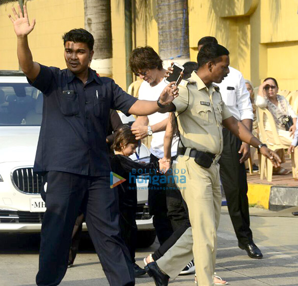 shah rukh khan and suhana khan spotted at dhirubhai ambani international school 5