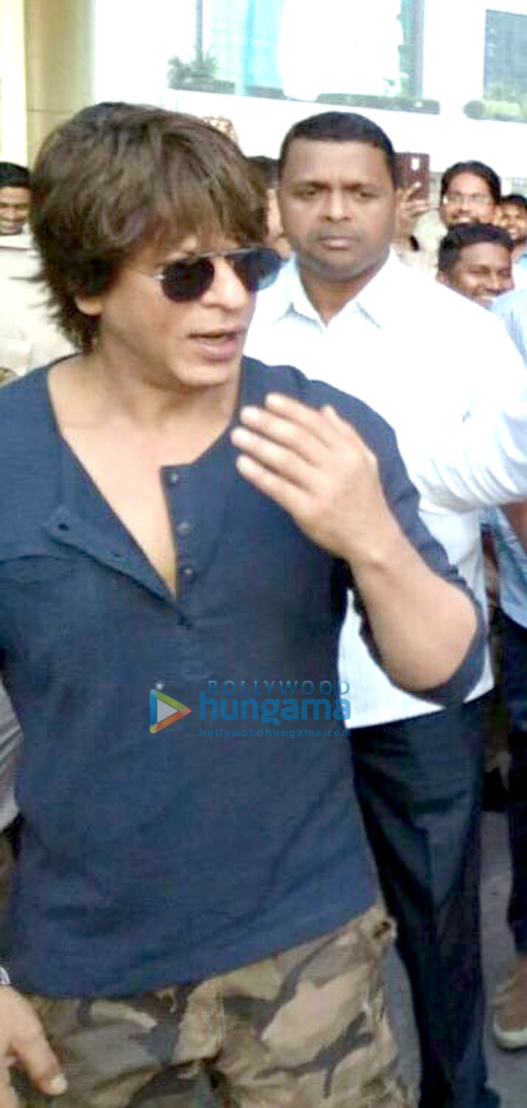 shah rukh khan snapped at bkc 1