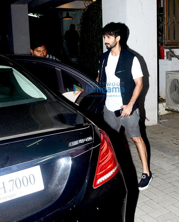 shahid kapoor spotted at maddock office in bandra 2