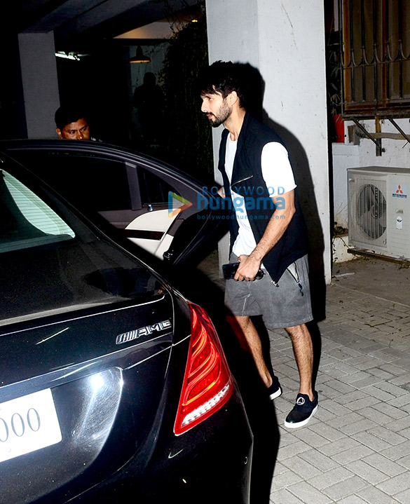 shahid kapoor spotted at maddock office in bandra 4