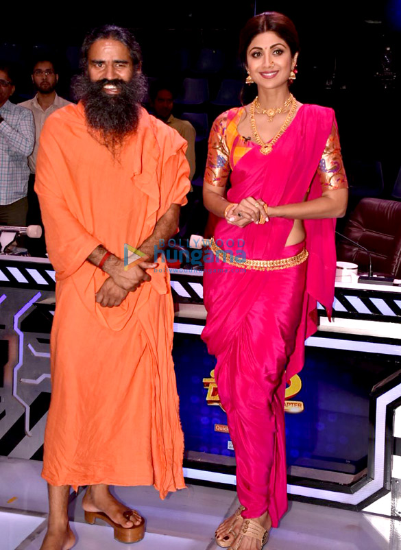 shilpa shetty and baba ramdev on the sets of super dancer 2 5