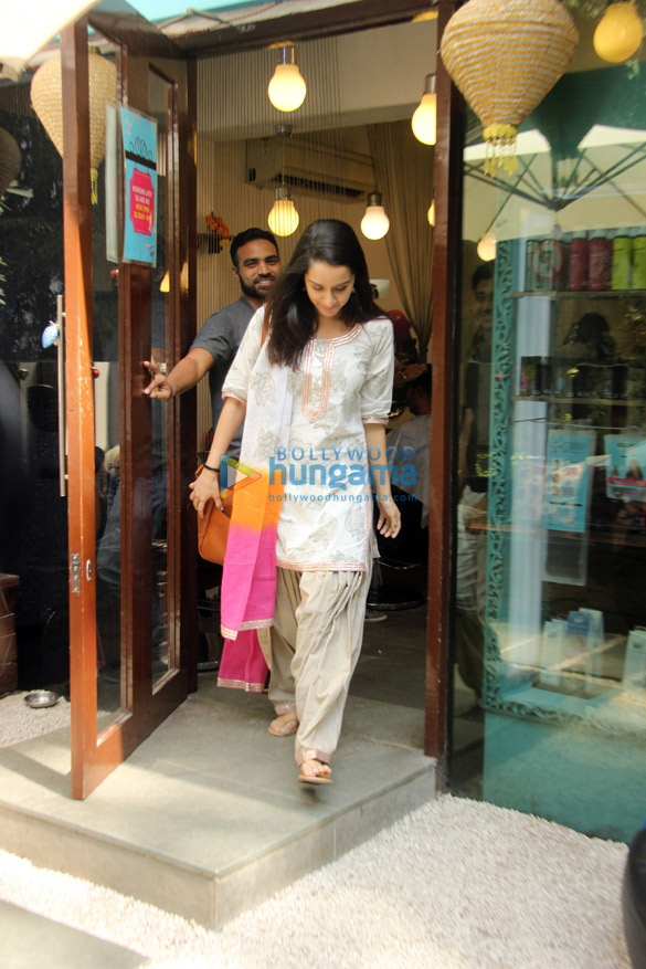shraddha kapoor snapped outside the bblunt salon 2