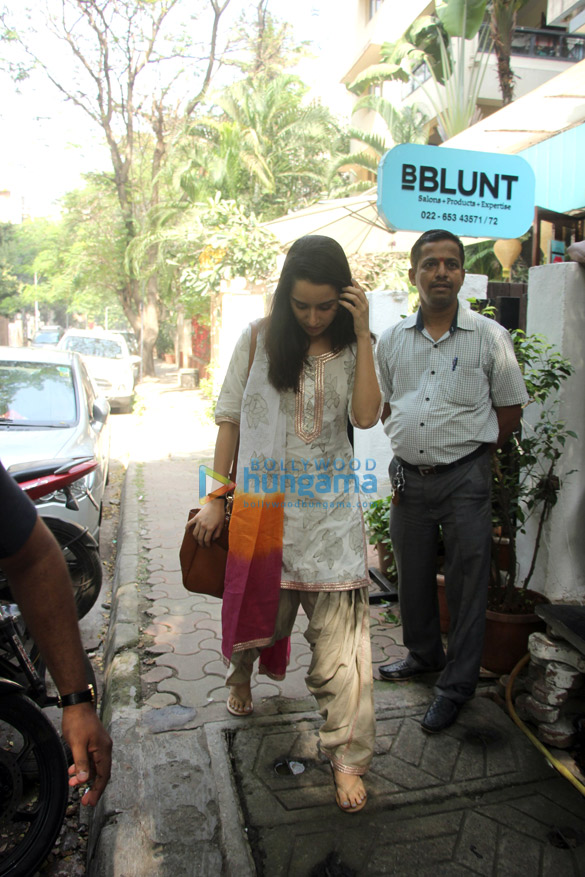 shraddha kapoor snapped outside the bblunt salon 5