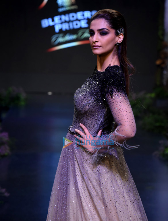 sonam kapoor walks the ramp for tarun tahilianis at blenders pride fashion tour 4