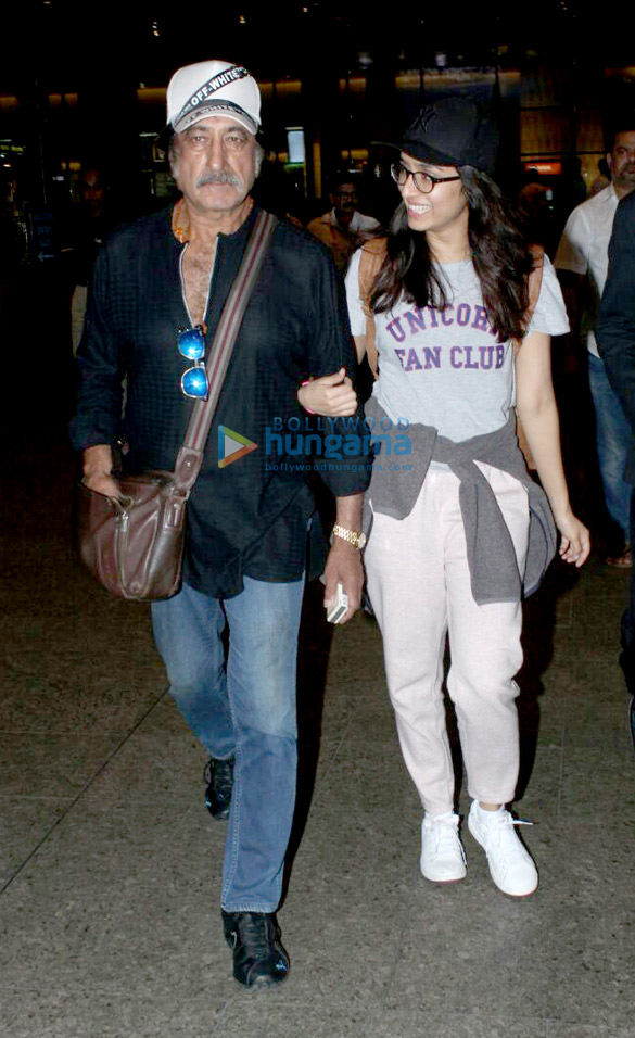 tiger shroff parineeti chopra and others snapped at the airport 0002