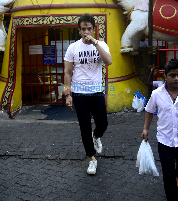 tusshar kapoor and baby snapped at juhu shani temple 4