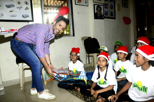 tusshar kapoor celebrates his birthday with childrens from smile foundation 6