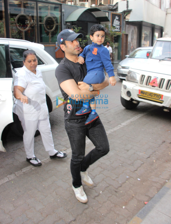 tusshar kapoor snapped with his son 2 2