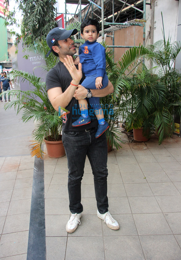 tusshar kapoor snapped with his son 6 2