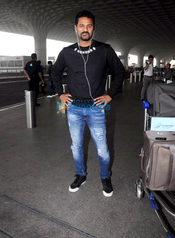 varun dhawan kriti sanon and others snapped at the airport 3