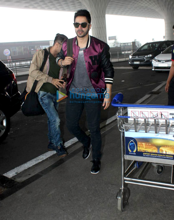 varun dhawan kriti sanon and others snapped at the airport 4