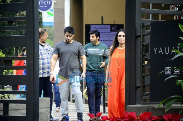 varun dhawan snapped with his family 1