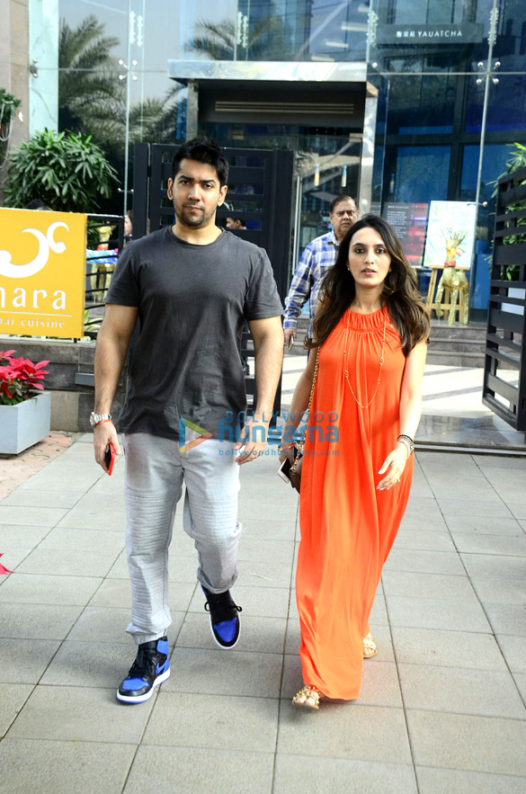 varun dhawan snapped with his family 4