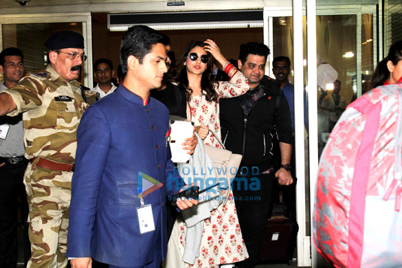 virat kohli and anushka sharma snapped at the airport 4