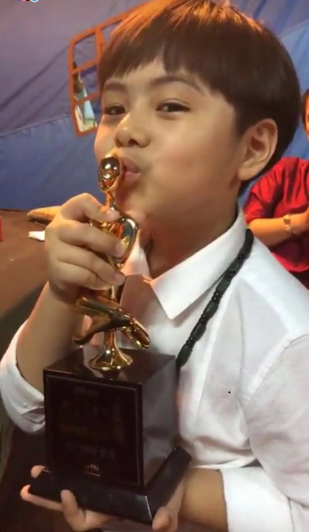 When Varun Dhawan gave away his award to Tubelight fame child artist Martin Tangu
