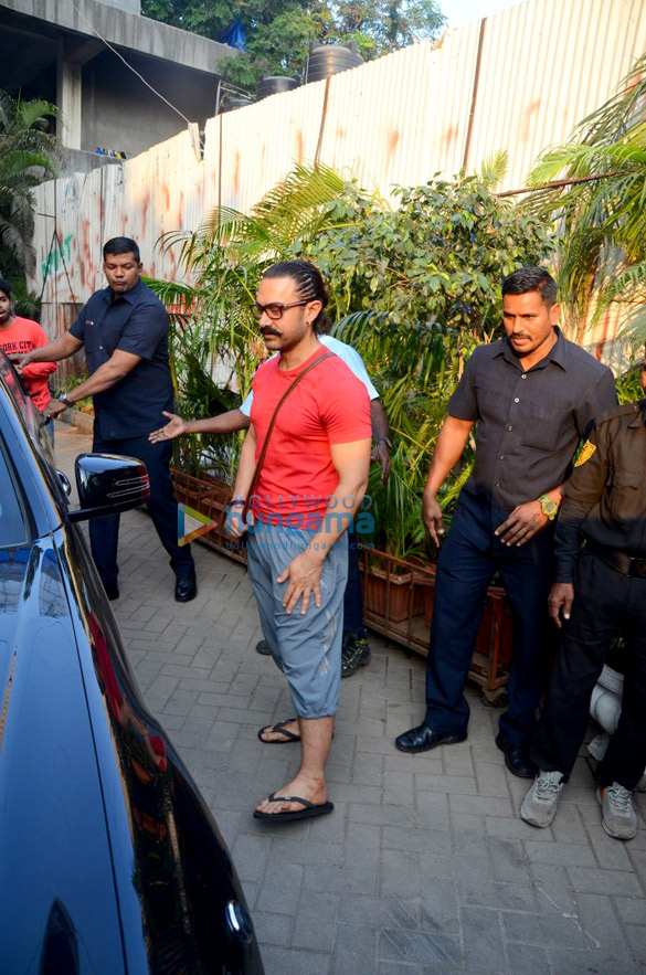 aamir khan spotted after a salon session in bandra 1