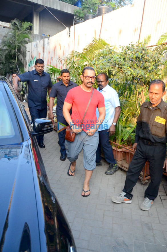 aamir khan spotted after a salon session in bandra 4