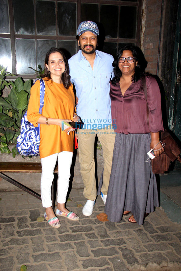 aftab shivdasani riteish deshmukh and anupama chopra spotted at pali village cafe 6