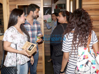 Aftab Shivdasani and his wife snapped at the Farmers' Cafe