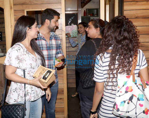aftab shivdasani and his wife snapped at the farmers cafe 6
