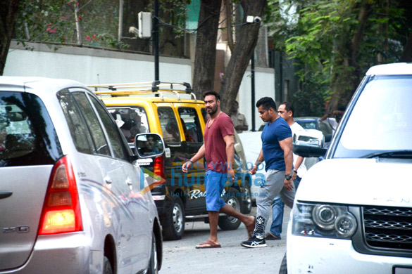 ajay devgn spotted in juhu 1
