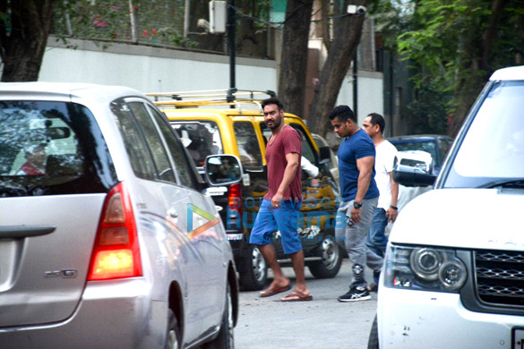 ajay devgn spotted in juhu 2