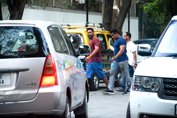 ajay devgn spotted in juhu 3