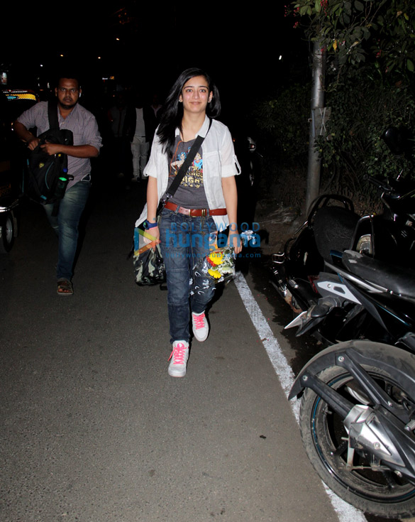 akshara haasan spotted at bandra 1
