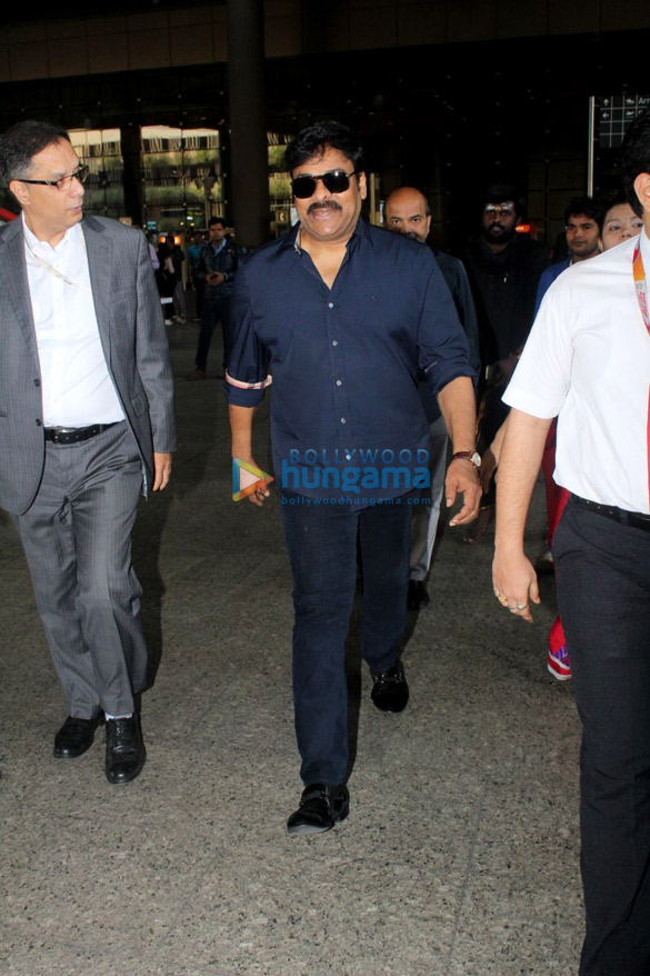 akshay kumar twinkle khanna esha gupta chiranjeevi and kriti sanon snapped at the airport 2