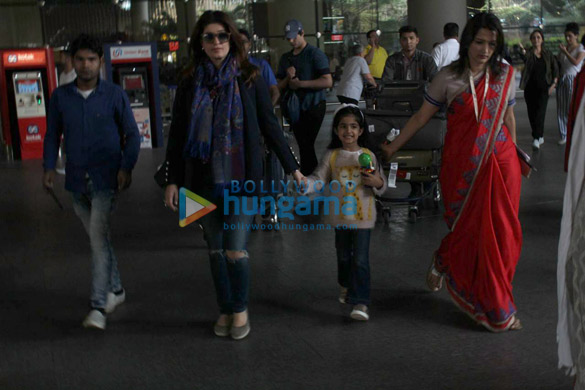 akshay kumar twinkle khanna esha gupta chiranjeevi and kriti sanon snapped at the airport 5