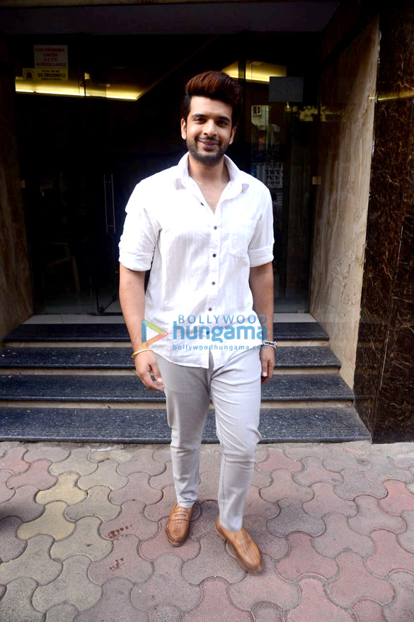akshay kumar zareen khan and karan kundra snapped in juhu 6