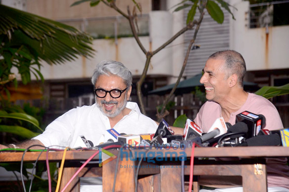 akshay kumar and sanjay leela bhansali snapped adressing the media 4