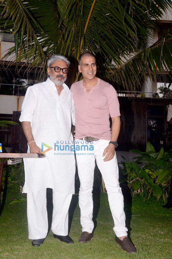 akshay kumar and sanjay leela bhansali snapped adressing the media 5