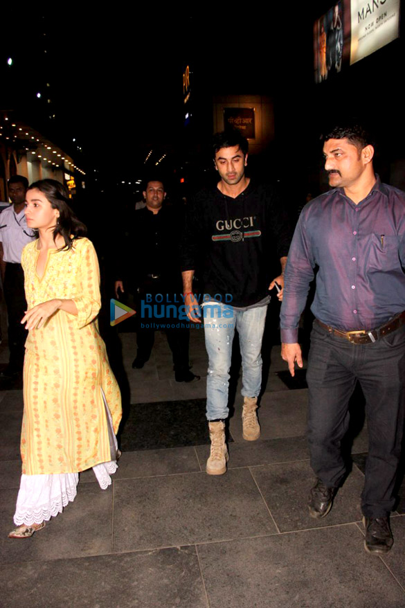 alia bhatt and ranbir kapoor snapped attending a screening of padmaavat in lower parel 5