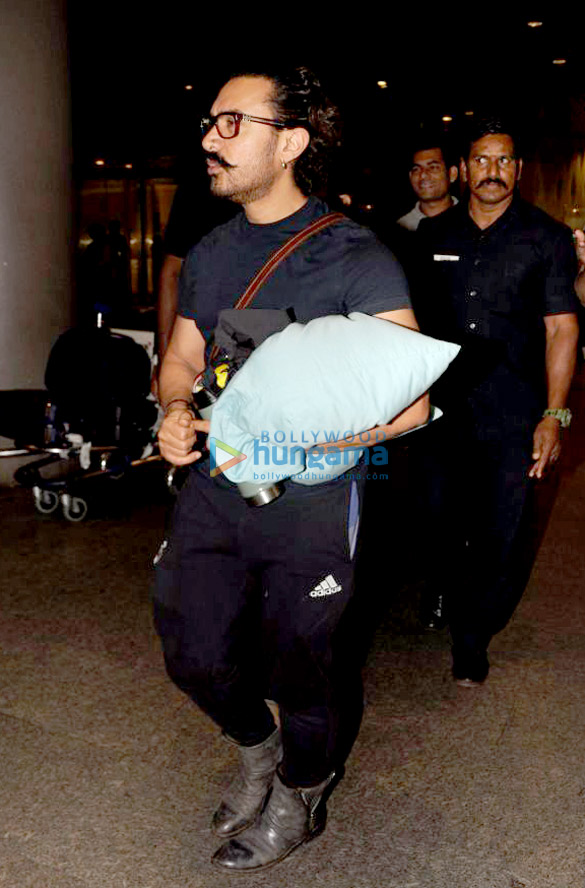 amir khan and family snapped at the airport returning from goa 1