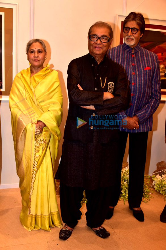 amitabh bachchan graces at dilip des art event 4