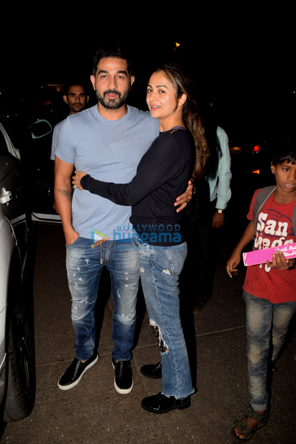 amrita arora snapped with her husband in bandra 3