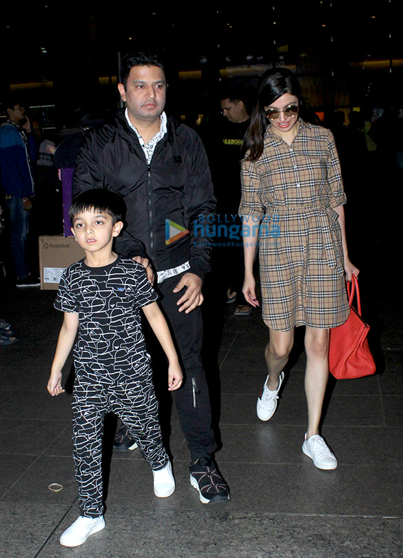 bhushan kumar snapped with his family snapped at the airport 5